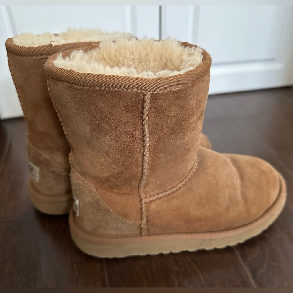 UGG boots Kid Size 1 classic boot chestnut great condition